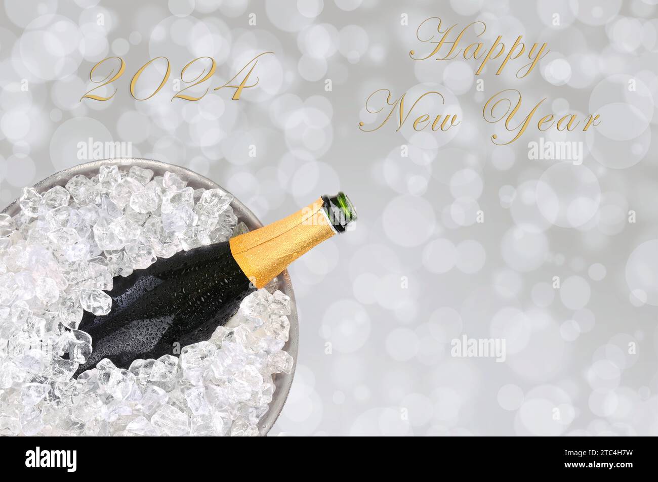 Neujahrskonzept. Nahaufnahme einer geöffneten Flasche Champagner in einem Eimer Eis mit dem Text 2024 und Happy New Year auf Bokeh Hintergrund. Stockfoto