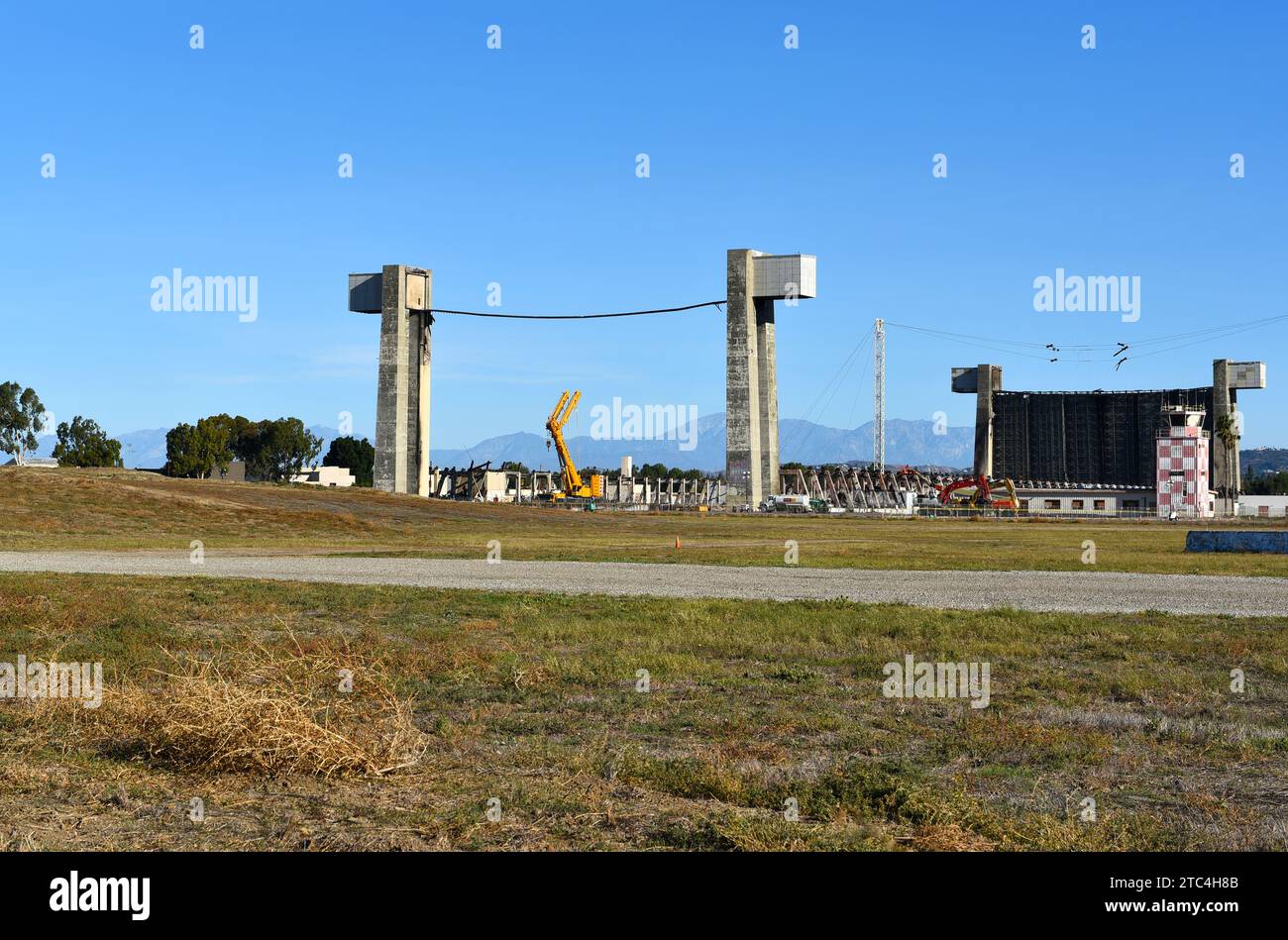 TUSTIN, KALIFORNIEN - 9. Dezember 2023: USMCAS Tustin Blimp Hangar mit dem ersten Türsatz nach dem Brand entfernt. Stockfoto