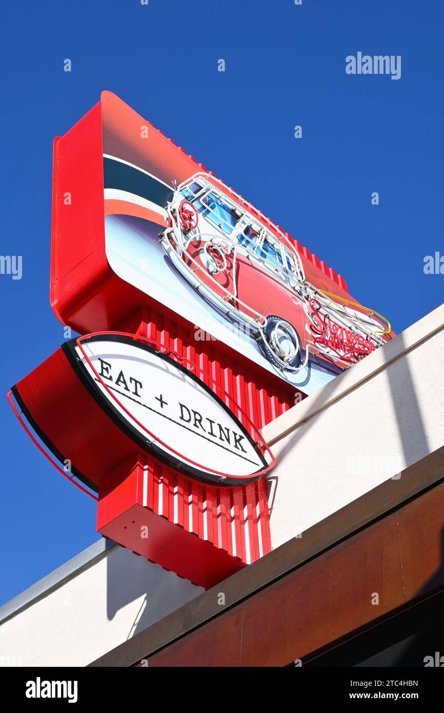LONG BEACH, KALIFORNIEN - 6. Dezember 2023: Schild auf Simmzy's Restaurant, einem entspannten, küstennahen Pub, an der 2nd Street in Belmont Shore. Stockfoto
