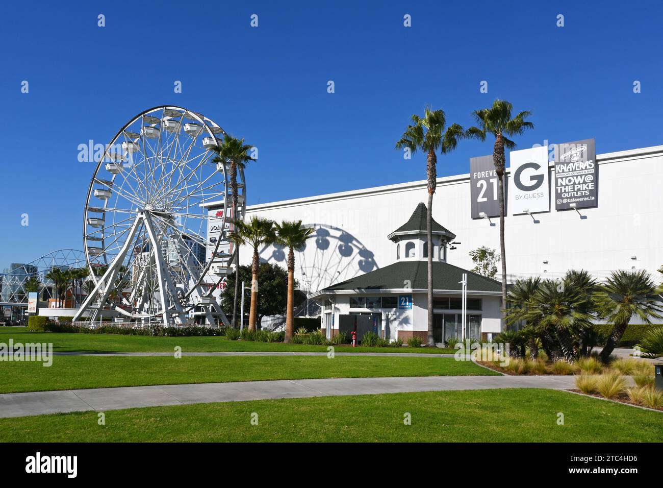 LONG BEACH, KALIFORNIEN - 6. Dezember 2023: Pike Ferris Wheel und historisches Karussell-Gebäude am Shoreline Drive. Stockfoto