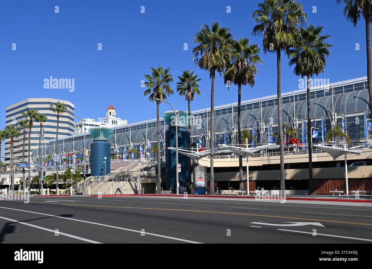 LONG BEACH, KALIFORNIEN - 6. Dezember 2023: Das Long Beach Convention and Entertainment Center am Ocean Boulevard und Pine Street. Stockfoto