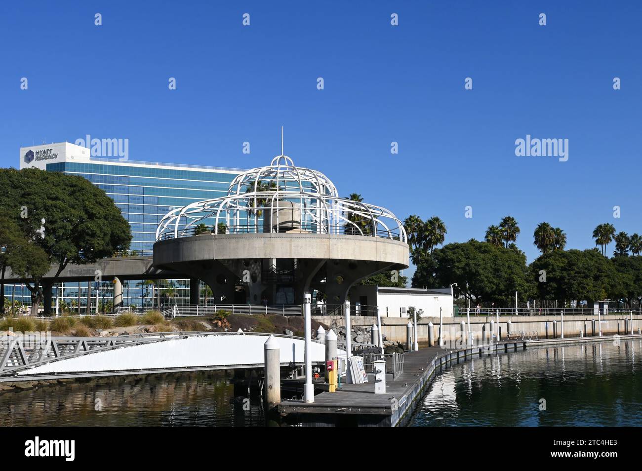 LONG BEACH, KALIFORNIEN - 6. Dezember 2023: Rainbow Harbor und der Aufzug im Convention Center mit dem Hyatt Regency. Stockfoto