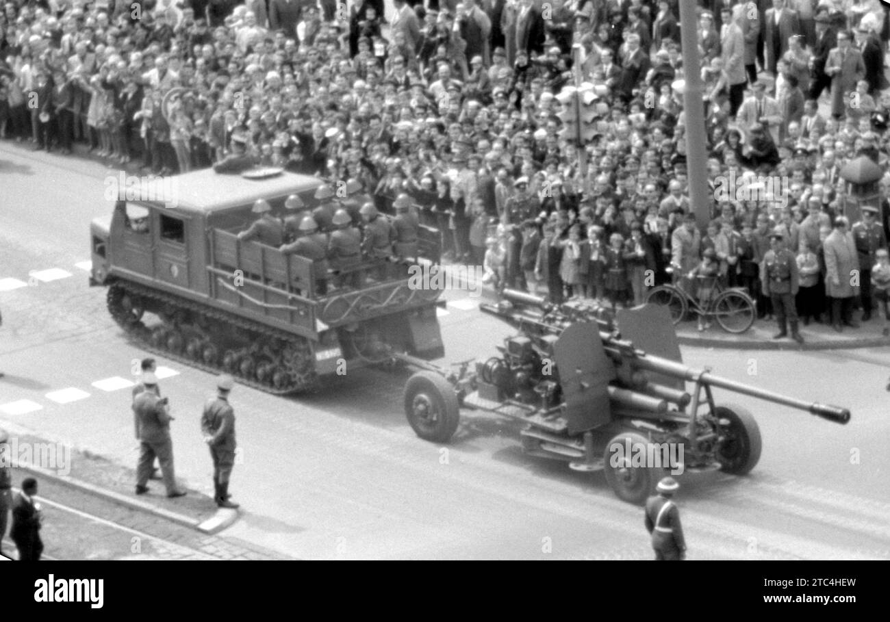 Deutsche Volksarmee DDR Anti-Flugzeug-Kanone 100mm KS-19 M2 - nationale Volksarmee NVA Flugabwehrkanone 100 mm KS-19 M2 - Militärparade Ost Berlin Mai 1965 - Militärparade Mai 1965 in Ost-Berlin Frankfurter Tor Stockfoto