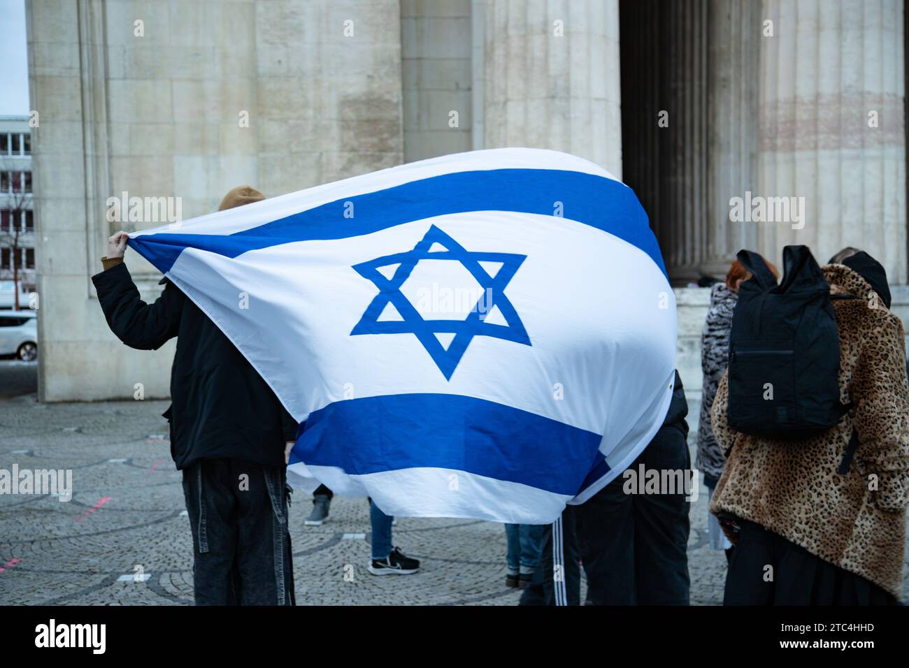 München, Deutschland. Dezember 2023. 66 Menschen versammelten sich in München, um ihre Solidarität mit Israel zu zeigen und gegen den Antisemitismus zu protestieren. Sie skandierten das Freie Gaza von der Hamas. (Foto: Alexander Pohl/SIPA USA) Credit: SIPA USA/Alamy Live News Stockfoto