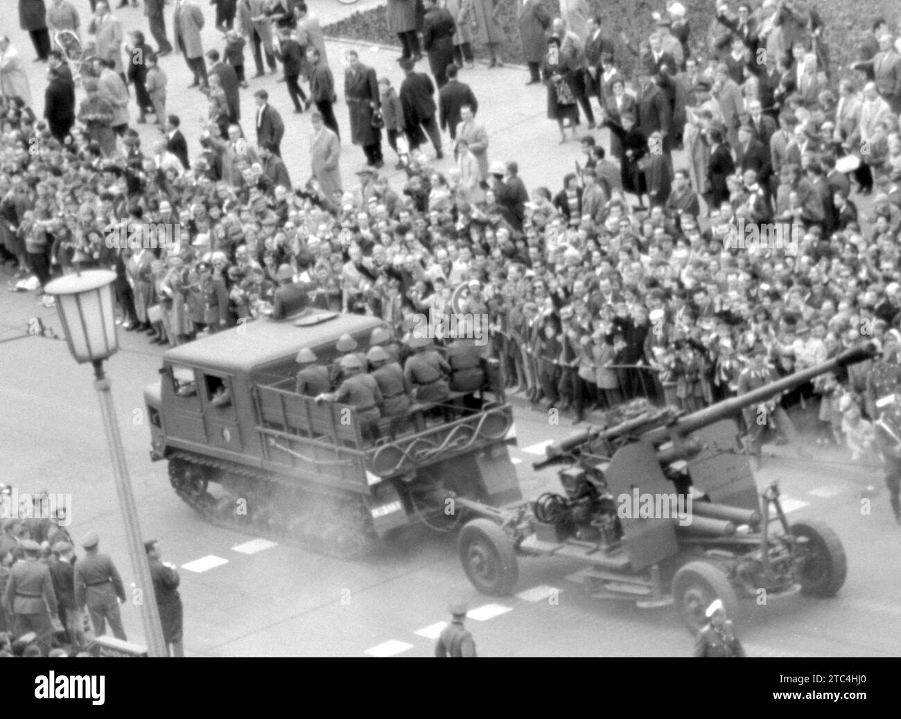 Deutsche Volksarmee DDR Anti-Flugzeug-Kanone 100mm KS-19 M2 - nationale Volksarmee NVA Flugabwehrkanone 100 mm KS-19 M2 - Militärparade Ost Berlin Mai 1965 - Militärparade Mai 1965 in Ost-Berlin Frankfurter Tor Stockfoto