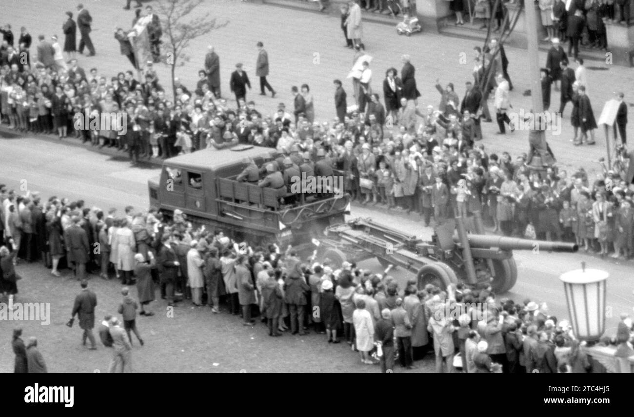 Deutsche Volksarmee DDR Schwere Kanonenhaubitze 152mm M1937 / ML 20 - nationale Volksarmee NVA 152 mm Kanonenhaubitze M1937 / ML-20 - Militärparade Ost Berlin Mai 1965 / Militärparade Mai 1965 in Ost-Berlin Frankfurter Tor Stockfoto