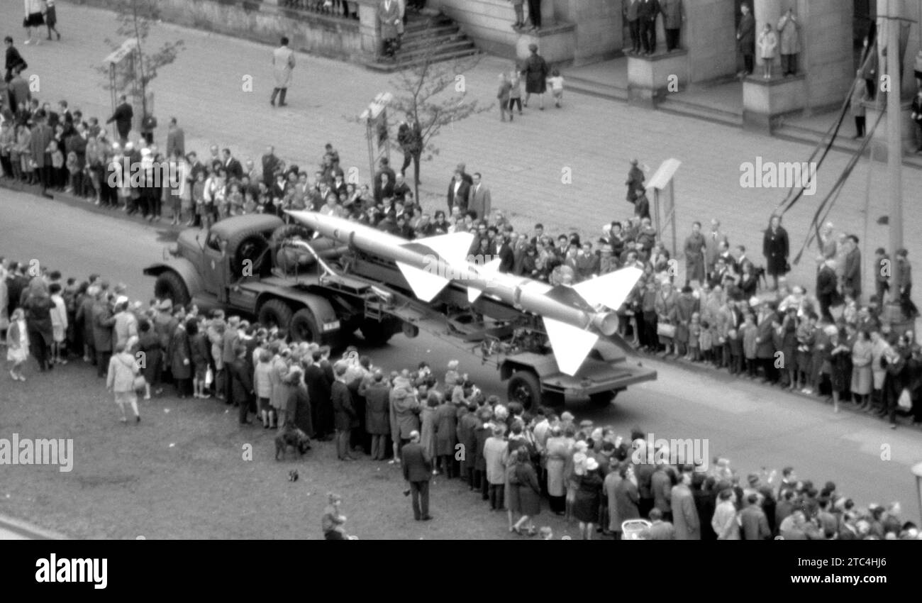 Deutsche Volksarmee DDR Boden-Luft-Rakete (SAM) SA-2 Leitlinie - nationale Volksarmee NVA Flugabwehrrakete C-75 / S-75 Dwina - Militärparade Ost Berlin Mai 1965 / Militärparade Mai 1965 in Ost-Berlin Frankfurter Tor Stockfoto