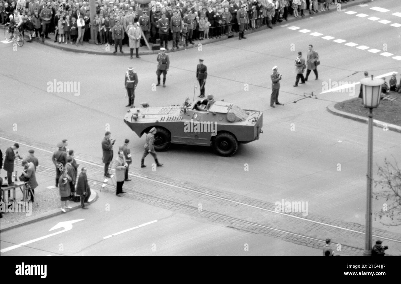 Volksarmee DDR Aufklärungs- und Spähpanzerwagen BRDM 1 / BTR-40P - nationale Volksarmee NVA Aufklärungs- und Spähpanzerwagen BRDM-1 - Militärparade Ost Berlin Mai 1965 - Militärparade Mai 1965 in Ost-Berlin Frankfurter Tor Stockfoto