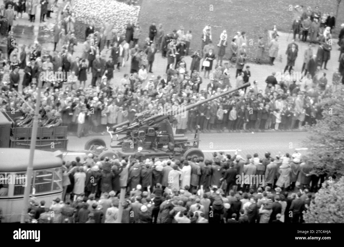 Deutsche Volksarmee DDR Anti-Flugzeug-Kanone 100mm KS-19 M2 - nationale Volksarmee NVA Flugabwehrkanone 100 mm KS-19 M2 - Militärparade Ost Berlin Mai 1965 - Militärparade Mai 1965 in Ost-Berlin Frankfurter Tor Stockfoto