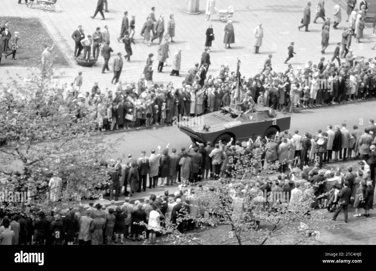 Volksarmee DDR Aufklärungs- und Spähpanzerwagen BRDM 1 / BTR-40P - nationale Volksarmee NVA Aufklärungs- und Spähpanzerwagen BRDM-1 - Militärparade Ost Berlin Mai 1965 - Militärparade Mai 1965 in Ost-Berlin Frankfurter Tor Stockfoto