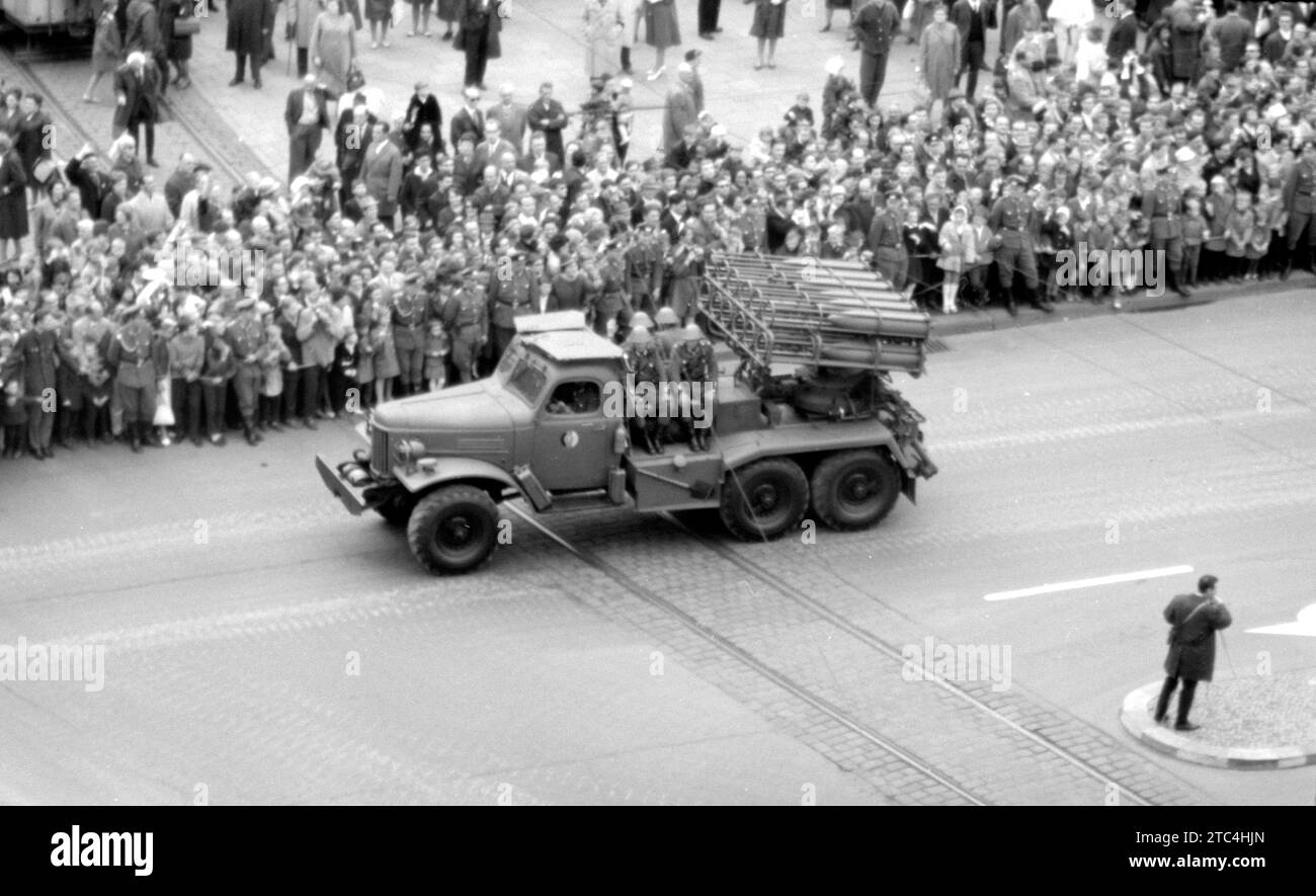 Deutsche Volksarmee DDR Mehrfachraketenwerfer BM-24 / 8U31 auf LKW ZIL157 / ZIS157 - nationale Volksarmee NVA Mehrfachraketenwerfer BM-24 / 8U31 auf LKW ZIL-157 / ZIS-157 - Militärparade Ost Berlin Mai 1965 / Militärparade Mai 1965 in Ost-Berlin Frankfurter Tor Stockfoto