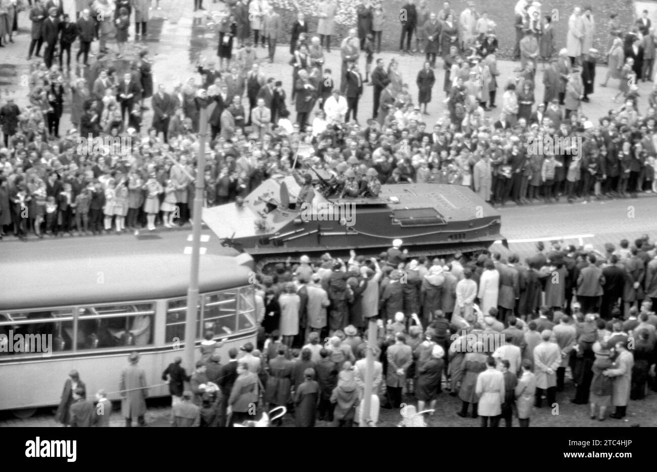 Deutsche Volksarmee BTR-50 - nationale Volksarmee NVA BTR-50 - Militärparade Ost-Berlin Mai 1965 - Militärparade Mai 1965 in Ost-Berlin Frankfurter Tor Stockfoto