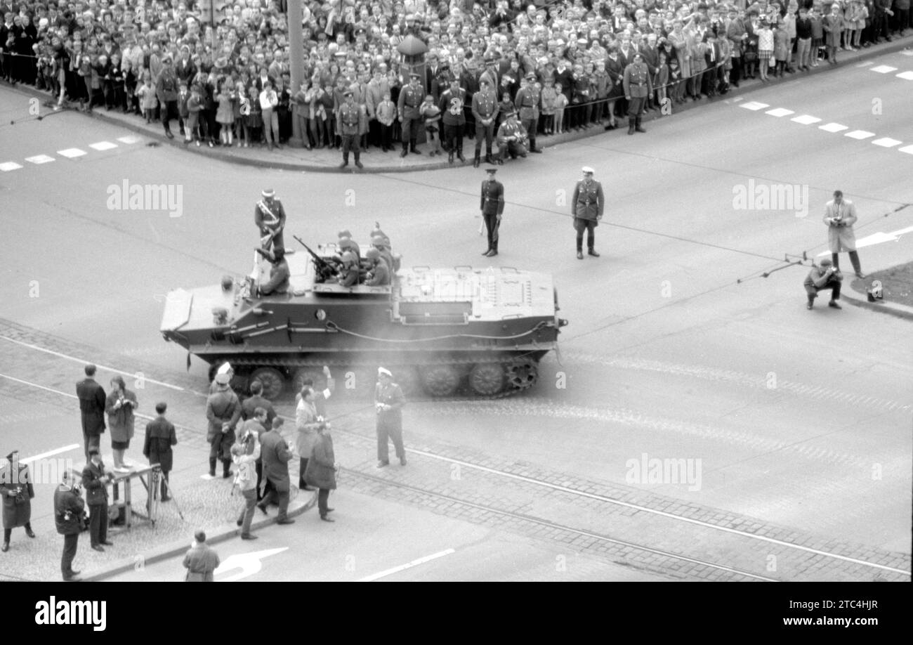 Deutsche Volksarmee BTR-50 - nationale Volksarmee NVA BTR-50 - Militärparade Ost-Berlin Mai 1965 - Militärparade Mai 1965 in Ost-Berlin Frankfurter Tor Stockfoto