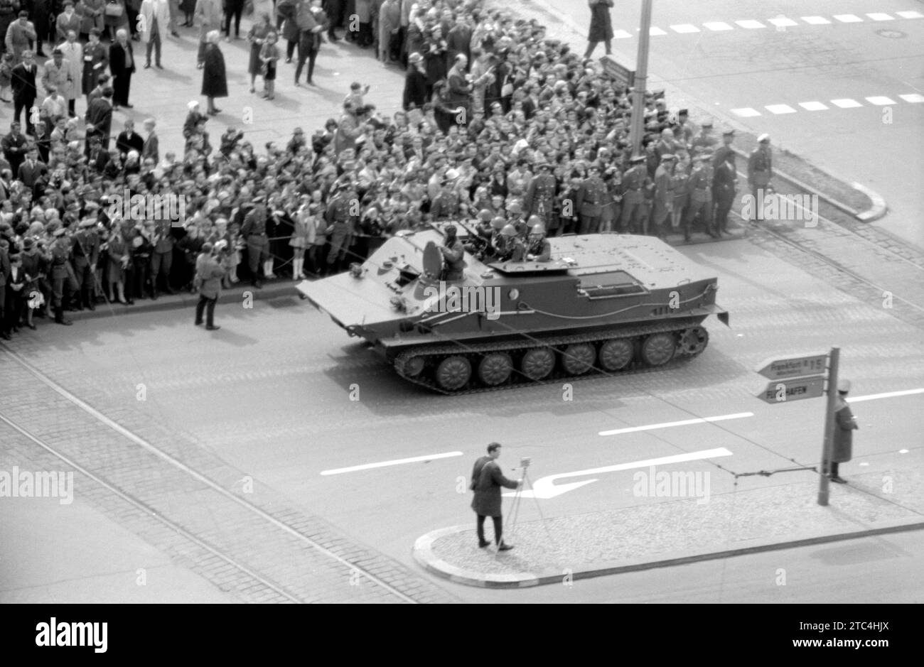 Deutsche Volksarmee BTR-50 - nationale Volksarmee NVA BTR-50 - Militärparade Ost-Berlin Mai 1965 - Militärparade Mai 1965 in Ost-Berlin Frankfurter Tor Stockfoto