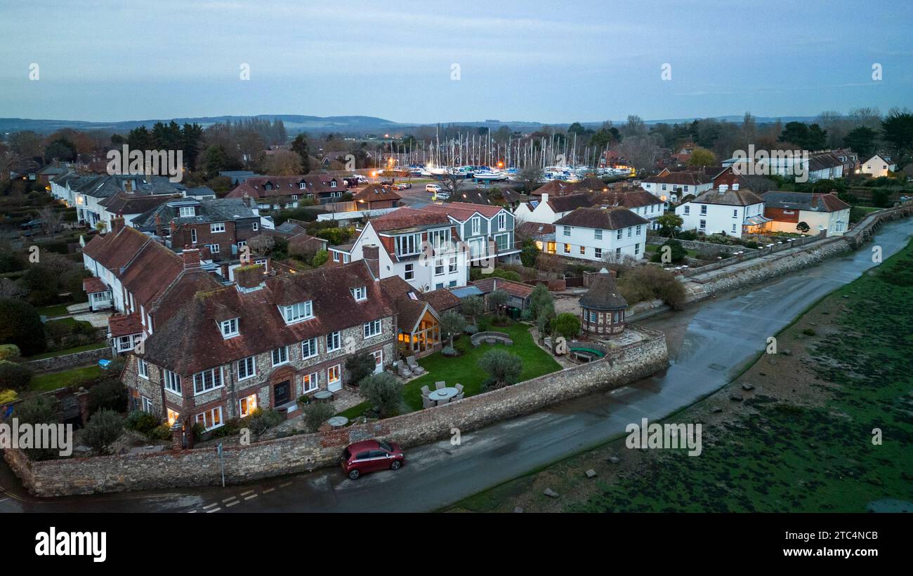 Bosham Village in West Sussex in der Abenddämmerung (Drohnenbild) Stockfoto
