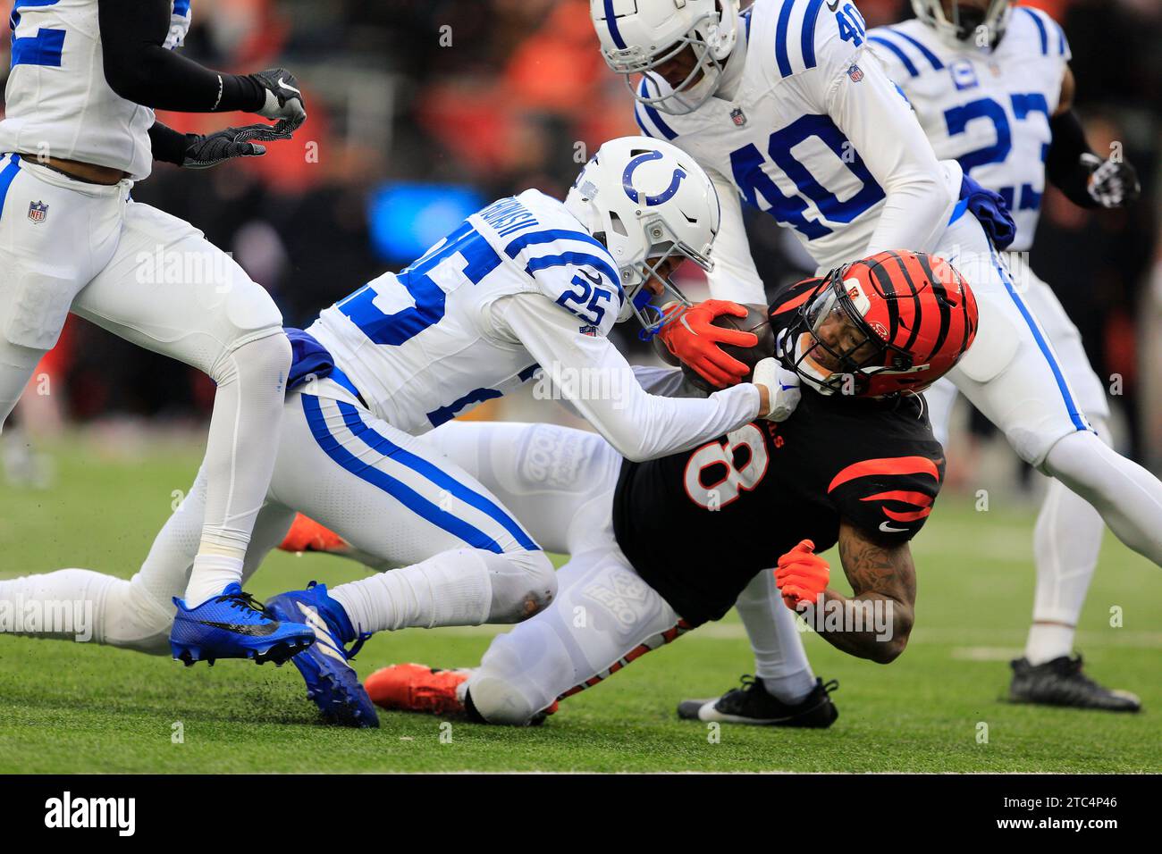 Cincinnati, Ohio, USA. Dezember 2023. Cincinnati Bengals Running Back Joe Mixon (28) während des regulären Saisonspiels zwischen den Indianapolis Colts und Cincinnati Bengals in Cincinnati, Ohio. JP Waldron/Cal Sport Media/Alamy Live News Stockfoto