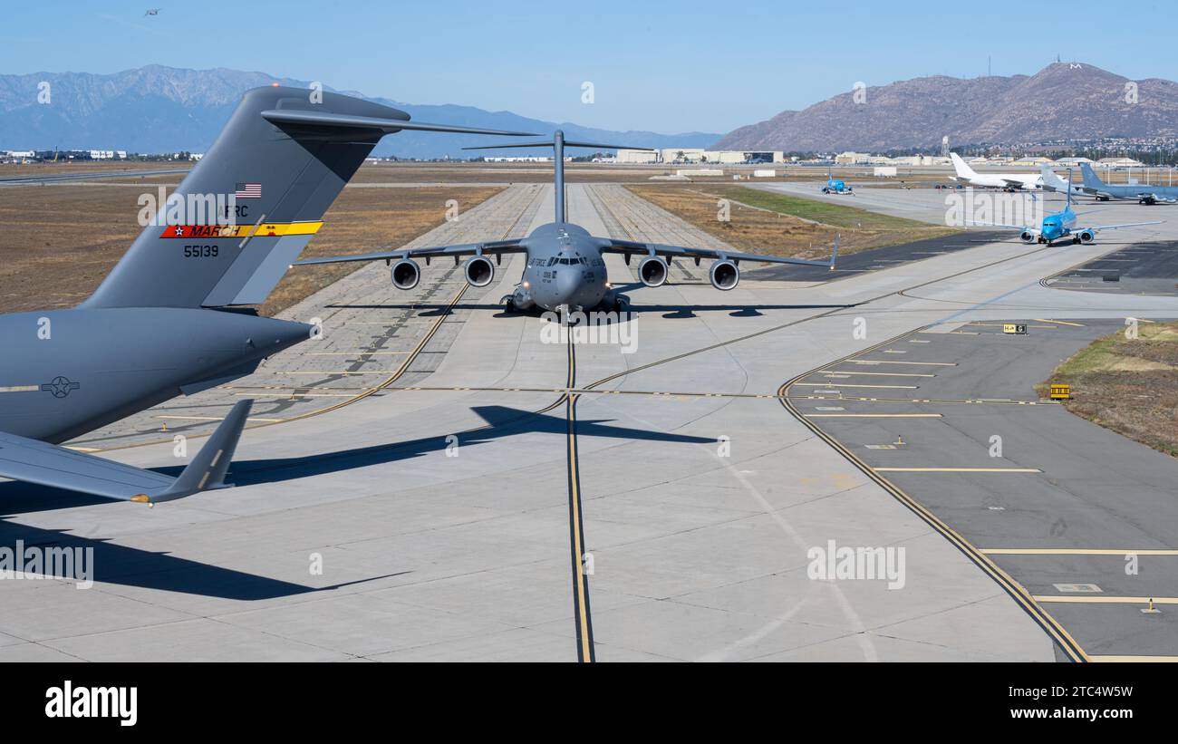 Eines der ältesten Flugzeuge des März ARBs, 0068, kann während des Elephant Walks gesehen werden, wie er die Herde nach hinten bringt Stockfoto