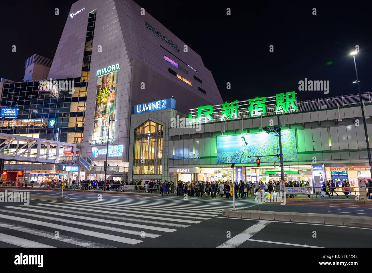 TOKIO, JAPAN - 02. März 2019: Nachtblick des JR-Bahnhofs shinjuku mit Menschenmenge und Verkehr in tokio, japan. Es ist das geschäftigste Verkehrsknotenpunkt der Welt Stockfoto