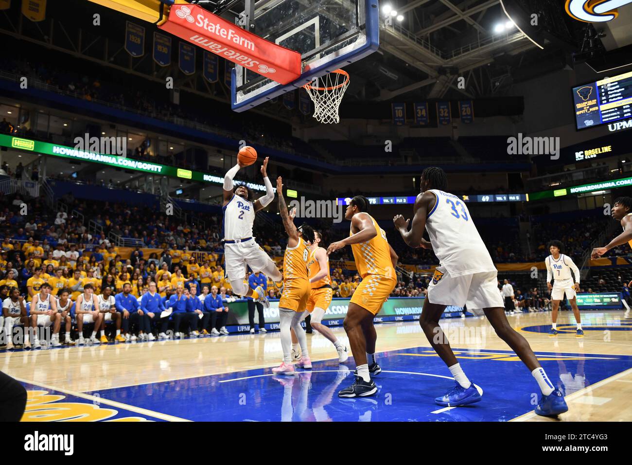 Pittsburgh, Pennsylvania, USA. Dezember 2023. Dezember 2023 Pittsburgh Panthers Stürmer Blake Hinson (2) fährt während des NCAA Mens Basketball Canisius Golden Griffins gegen Pittsburgh Panthers in Pittsburgh, PA, zum Korb. Jake Mysliwczyk/AMG Media (Kreditbild: © Jake Mysliwczyk/BMR via ZUMA Press Wire) NUR ZUR REDAKTIONELLEN VERWENDUNG! Nicht für kommerzielle ZWECKE! Stockfoto