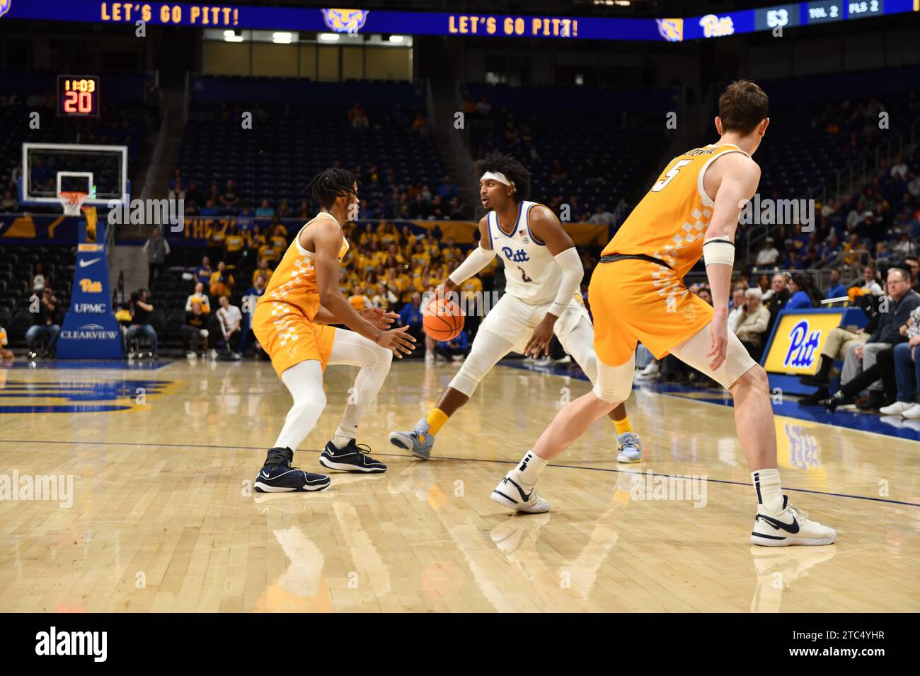 Pittsburgh, Pennsylvania, USA. Dezember 2023. 9. Dezember 2023 Pittsburgh Panthers Stürmer Blake Hinson (2) will den Ball beim NCAA Mens Basketball Canisius Golden Griffins gegen Pittsburgh Panthers in Pittsburgh, PA, passieren. Jake Mysliwczyk/AMG Media (Kreditbild: © Jake Mysliwczyk/BMR via ZUMA Press Wire) NUR ZUR REDAKTIONELLEN VERWENDUNG! Nicht für kommerzielle ZWECKE! Stockfoto