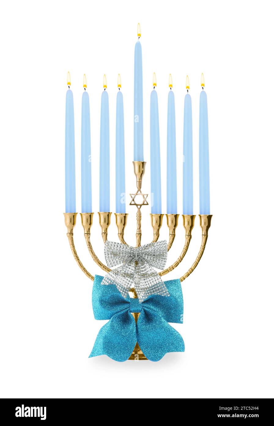 Hanukkah-Feier. Menora mit hellblauen Kerzen und Schleife isoliert auf weiß Stockfoto