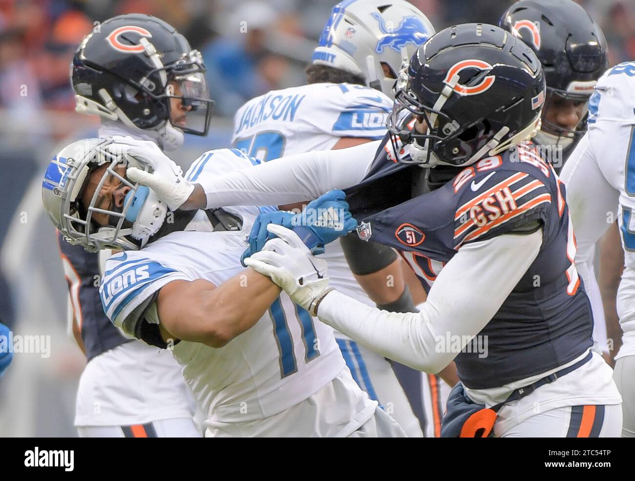 Chicago, Usa. Dezember 2023. Detroit Lions Wide Receiver Kalif Raymond (11) und Chicago Bears Cornerback Tyrique Stevenson (29) werden nach dem Spiel im Soldier Field in Chicago am Sonntag, den 10. Dezember 2023 körperlich. Foto: Mark Black/UPI Credit: UPI/Alamy Live News Stockfoto