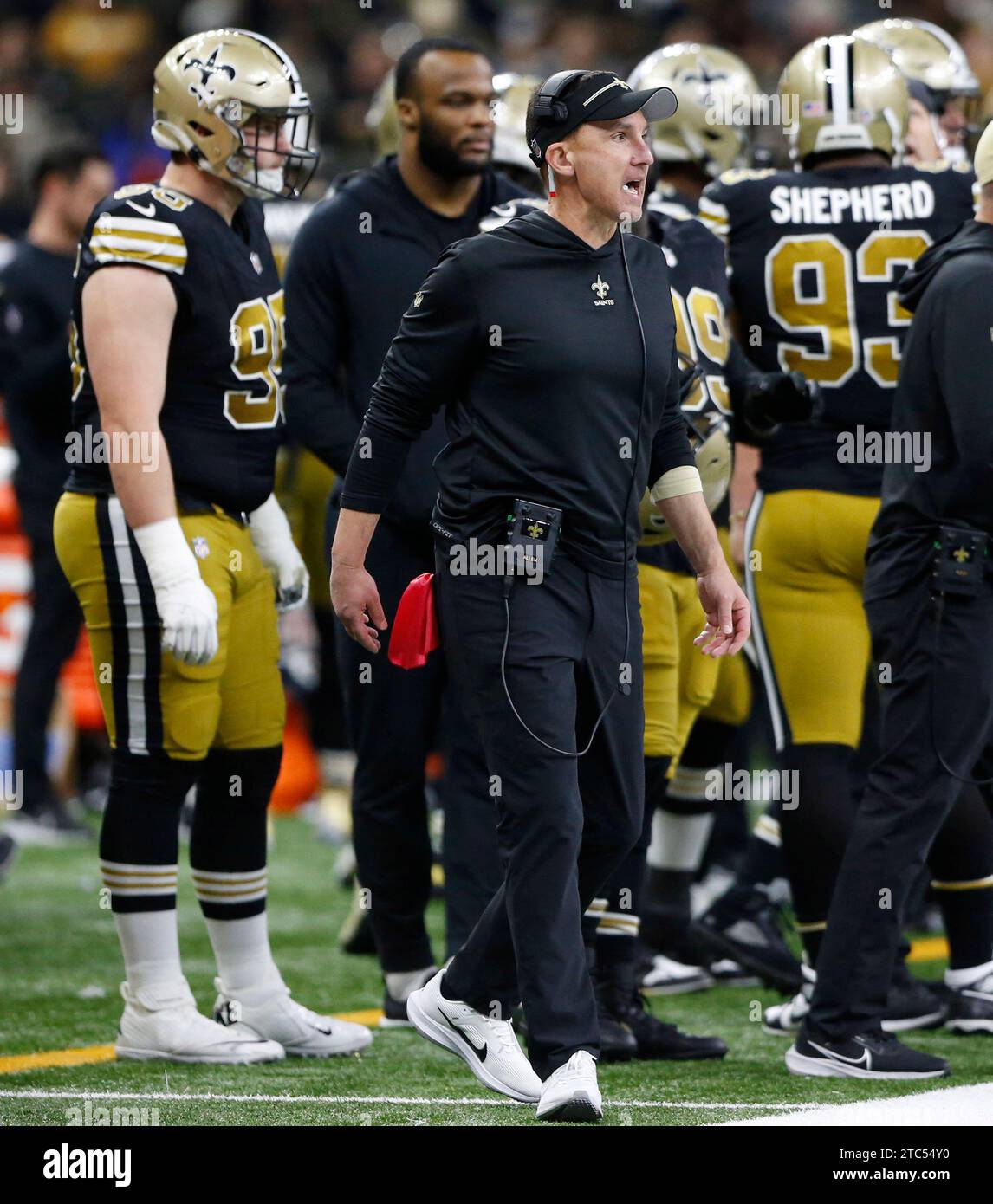 New Orleans, Usa. Dezember 2023. New Orleans-Cheftrainer Dennis Allen schreit Spieler auf dem Spielfeld während des Spiels mit dem Carolina Panthersat im Caesars Superdome in New Orleans am Sonntag, den 10. Dezember 2023 an. Foto: AJ Sisco/UPI. Quelle: UPI/Alamy Live News Stockfoto