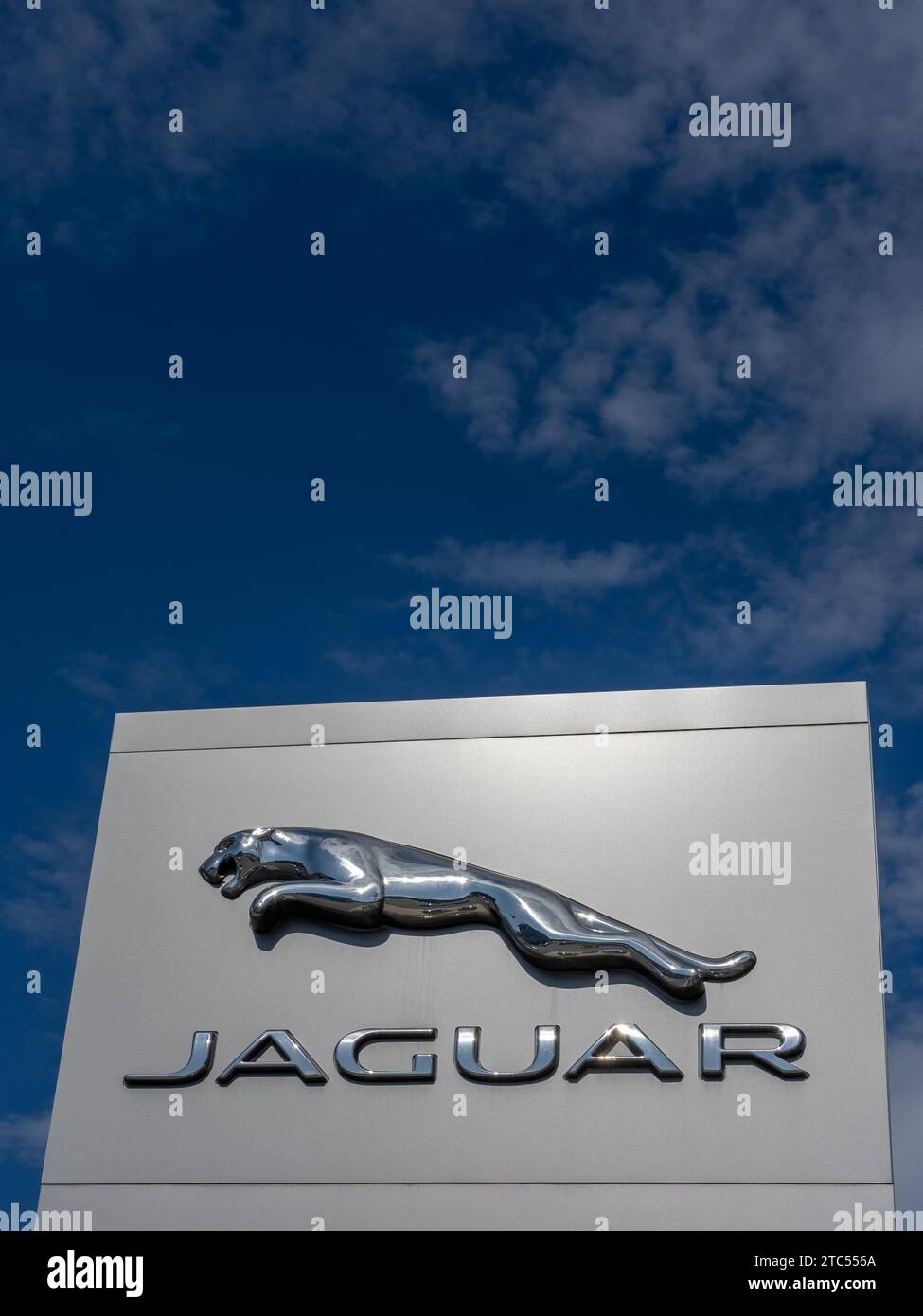 Jaguar Logoschild mit blauem Himmel im Hintergrund. Salt Lake City, Utah, USA - 15. Mai 2023. Stockfoto