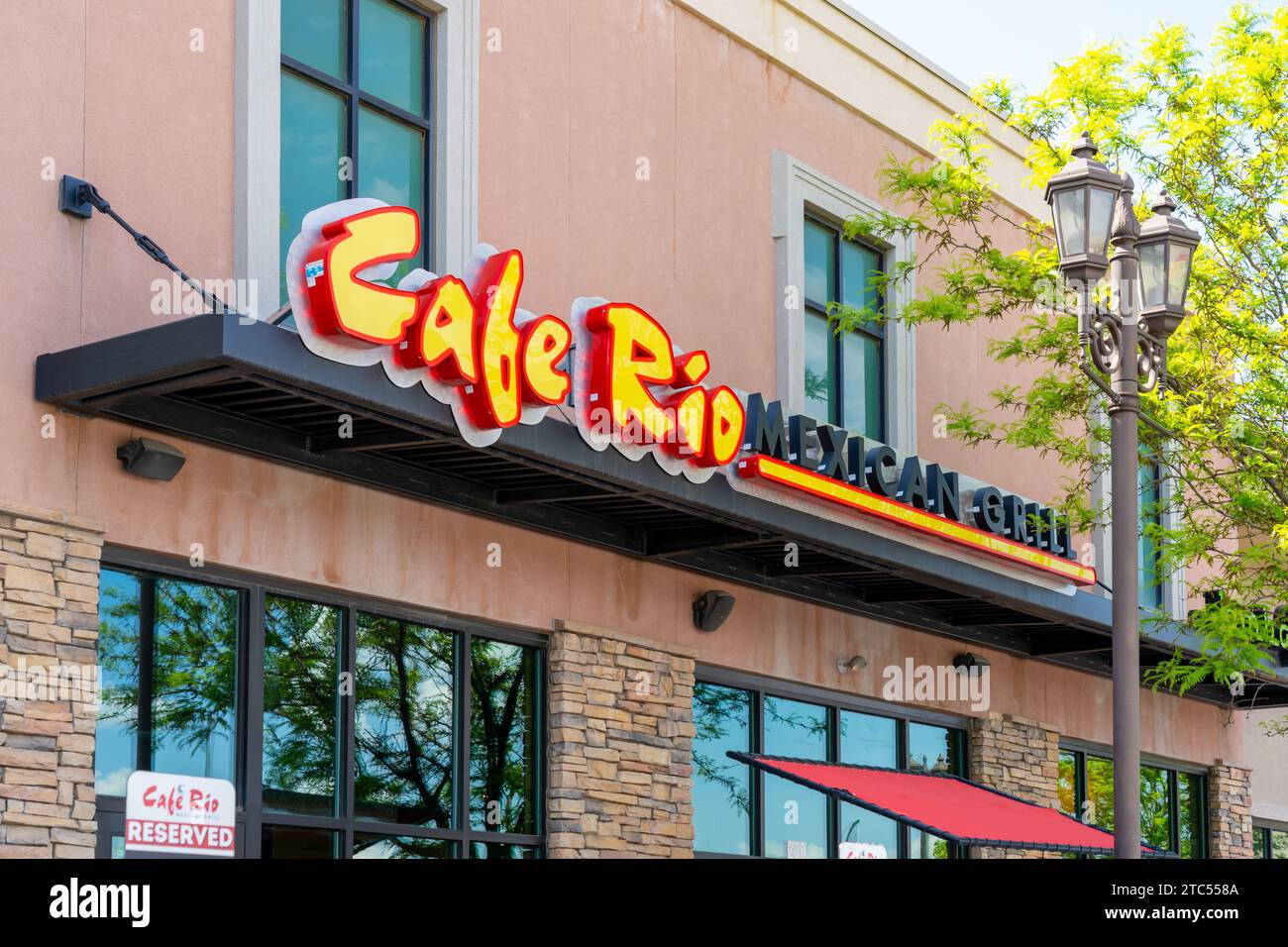 Auf dem Gebäude befindet sich ein Café Rio-Schild. Salt Lake City, Utah, USA - 15. Mai 2023. Stockfoto