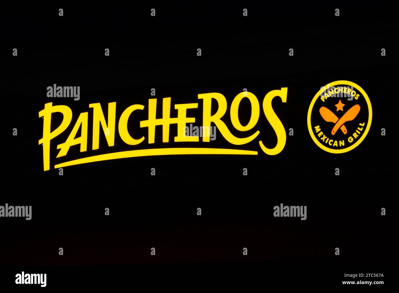 STILLWATER, MN, USA - 7. DEZEMBER 2023: Pancheros Mexican Grill Schild mit Außenbeleuchtung bei Nacht und Markenlogo. Stockfoto