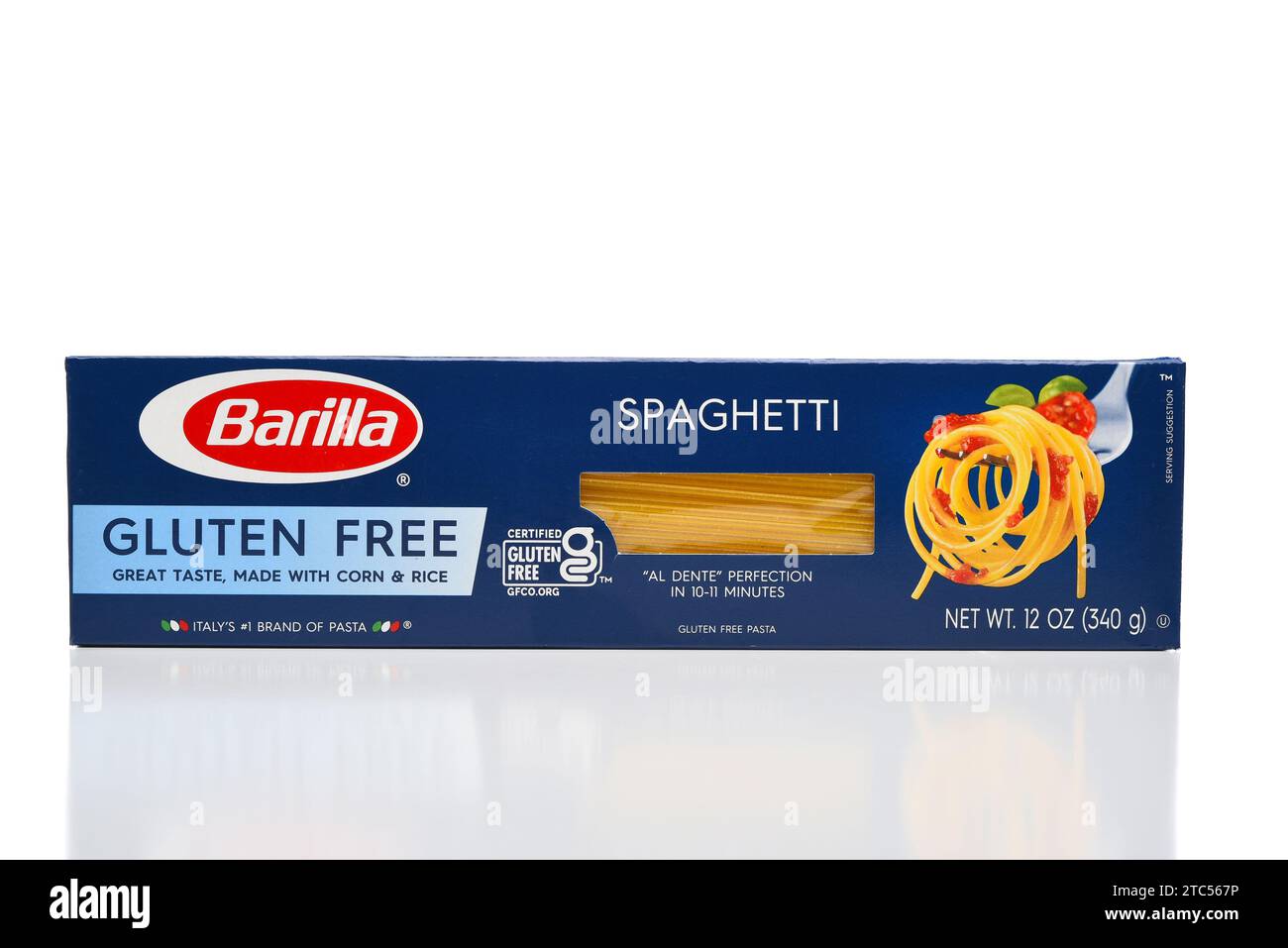 IRIVNE, KALIFORNIEN - 10. Dezember 2023: Eine Schachtel glutenfreier Spaghetti aus Barilla, hergestellt aus Mais und Reis. Stockfoto