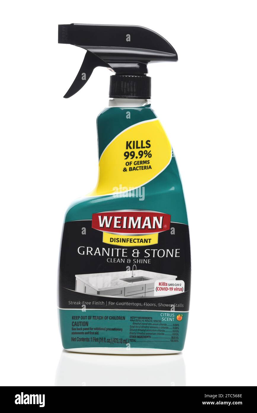 IRIVNE, KALIFORNIEN - 10. Dezember 2023: Eine Flasche Weiman Granit and Stone Desinfektionsmittel. Stockfoto
