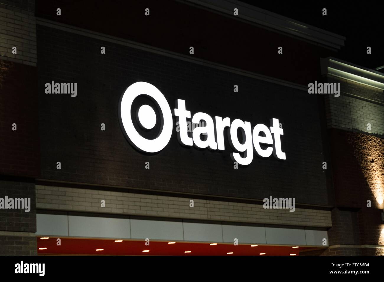STILLWATER, MN, USA – 7. DEZEMBER 2023: Schild mit Beleuchtung bei Nacht und Markenlogo von Target im Einzelhandel. Stockfoto