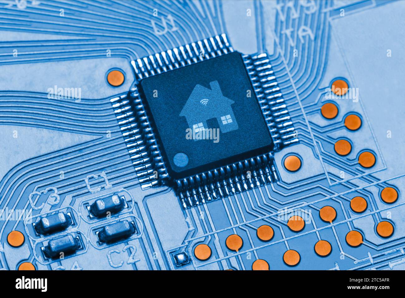 Microchip mit Smart Home-Logo auf einer blauen Leiterplatte. Konzept eines computergestützten Smart Home mit Wi-Fi-Verbindung Stockfoto