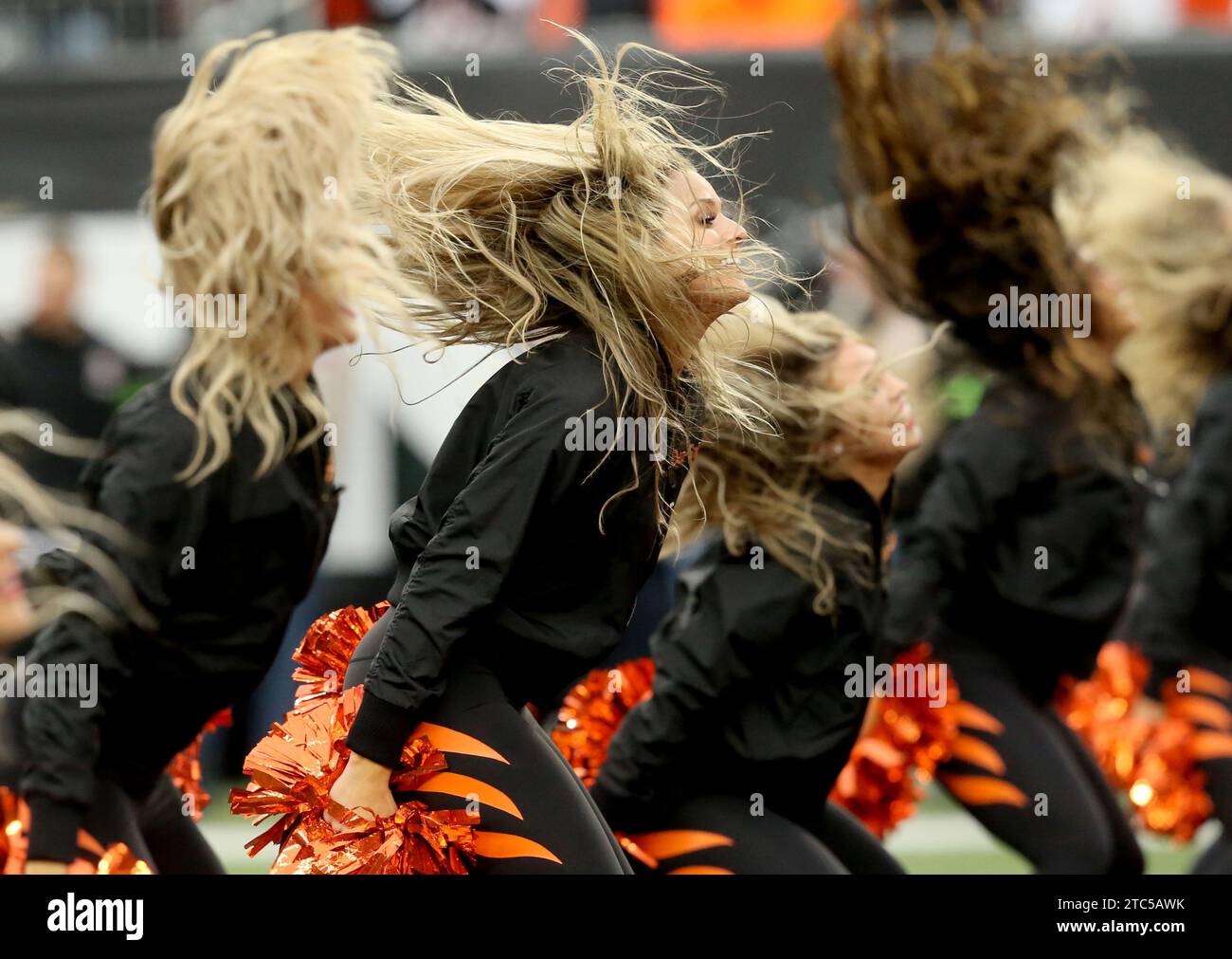 Cincinnati, Usa. Dezember 2023. Die Cheerleader der Cincinnati Bengals jubeln am Sonntag, den 10. Dezember 2023 in Cincinnati gegen die Indianapolis Colts im Paycor Stadium. Ohio. Foto von John Sommers II/UPI Credit: UPI/Alamy Live News Stockfoto