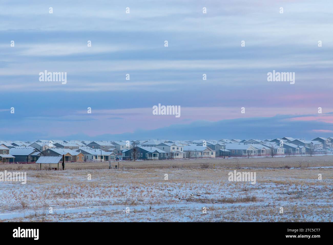 Colorado Living. Aurora, Colorado - Denver Metro Area Wohngebiet Winterpanorama mit neu erbauten Häusern Stockfoto