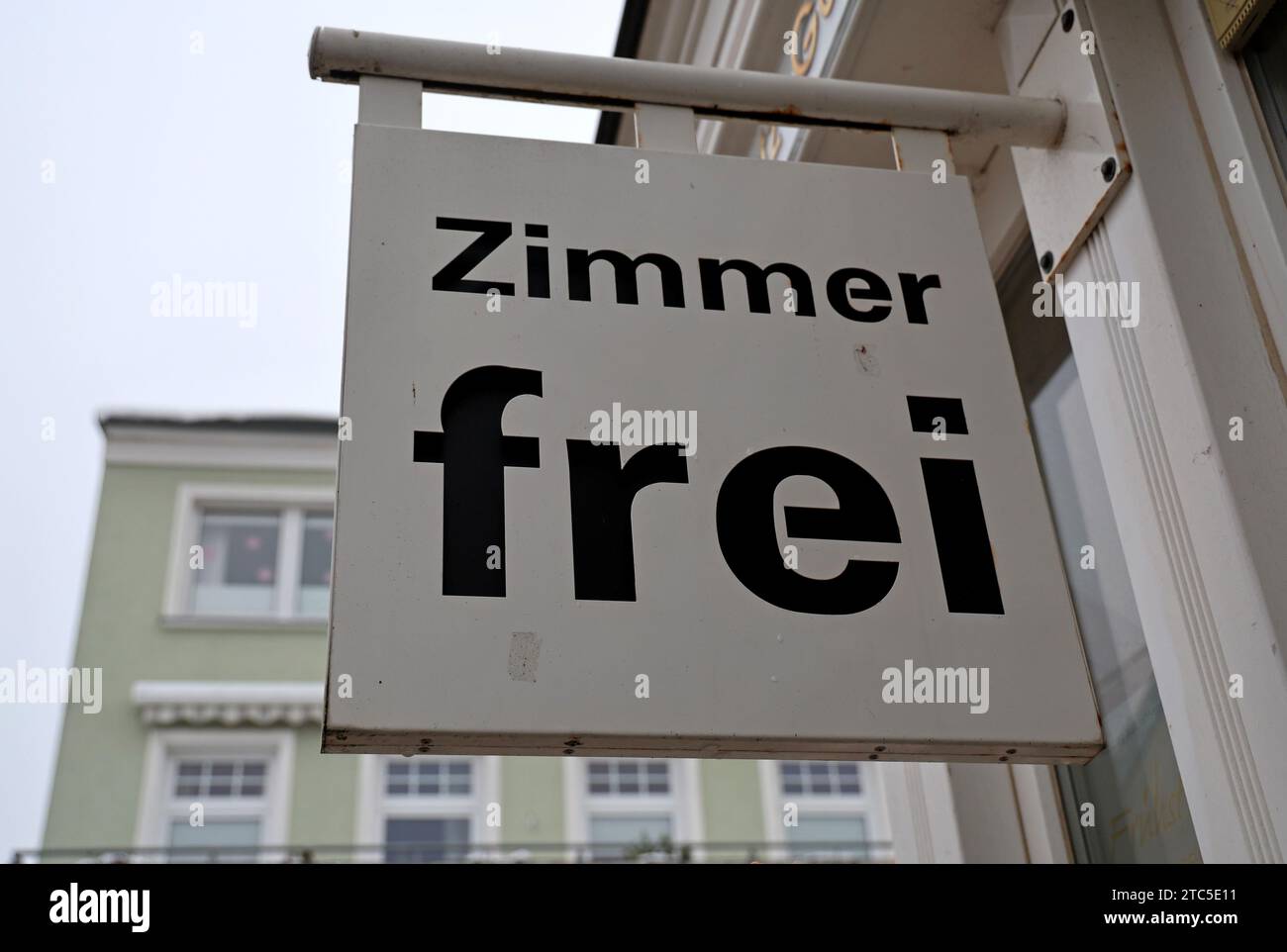 PRODUKTION - 07. Dezember 2023, Mecklenburg-Vorpommern, Warnemünde: An einem Hotel im Ostseebad hängt ein Schild mit der Aufschrift „Zimmer verfügbar“. Die Tourismusbranche hofft auf gute Geschäfte während der Feiertage und zur Jahreswende. Foto: Bernd Wüstneck/dpa Stockfoto