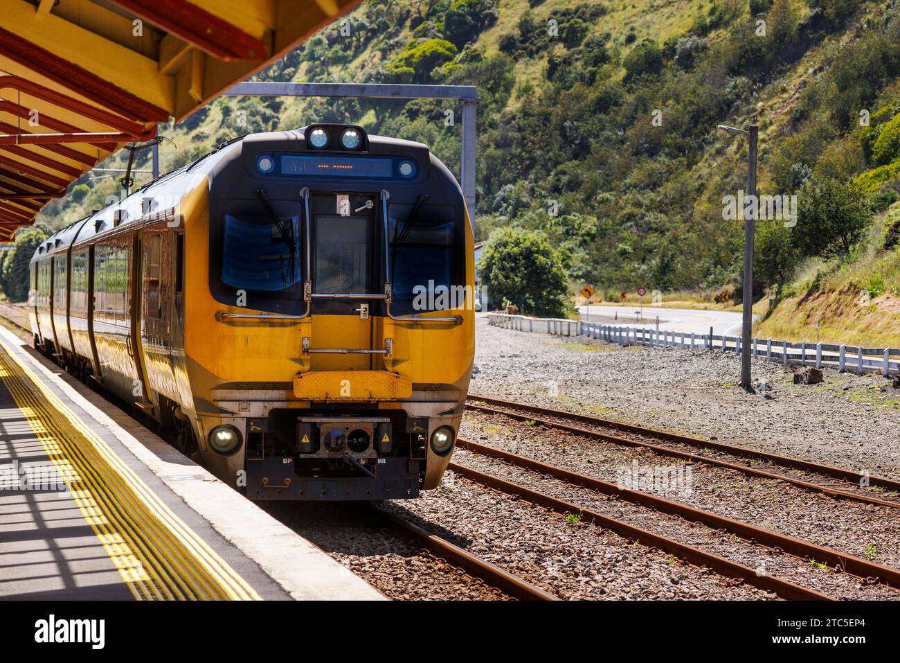 Ein Bild eines Eisenbahnzugs, der in einen Bahnhof in Paekakriki fährt. Paekakariki ist eine kleine Küstenstadt nördlich von Wellington Neuseeland Stockfoto