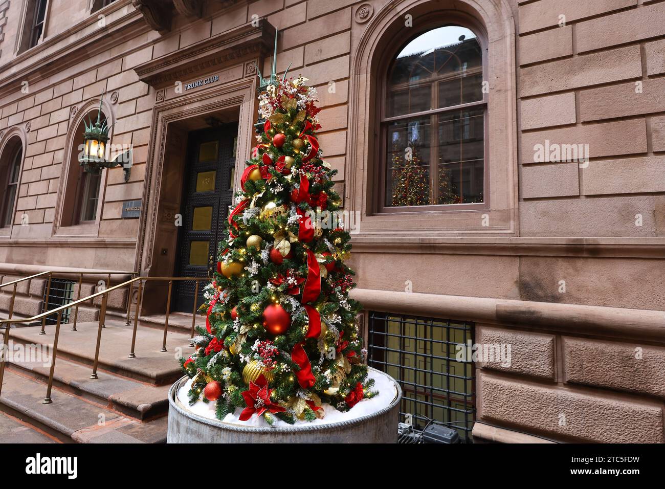 New York City, Usa. Dezember 2023. Der wunderschöne Weihnachtsbaum und die Dekoration schmücken den Innenhof des Lotte New York Palace in New York, New York, am 10. Dezember 2023. (Foto: Gordon Donovan/NurPhoto) Credit: NurPhoto SRL/Alamy Live News Stockfoto