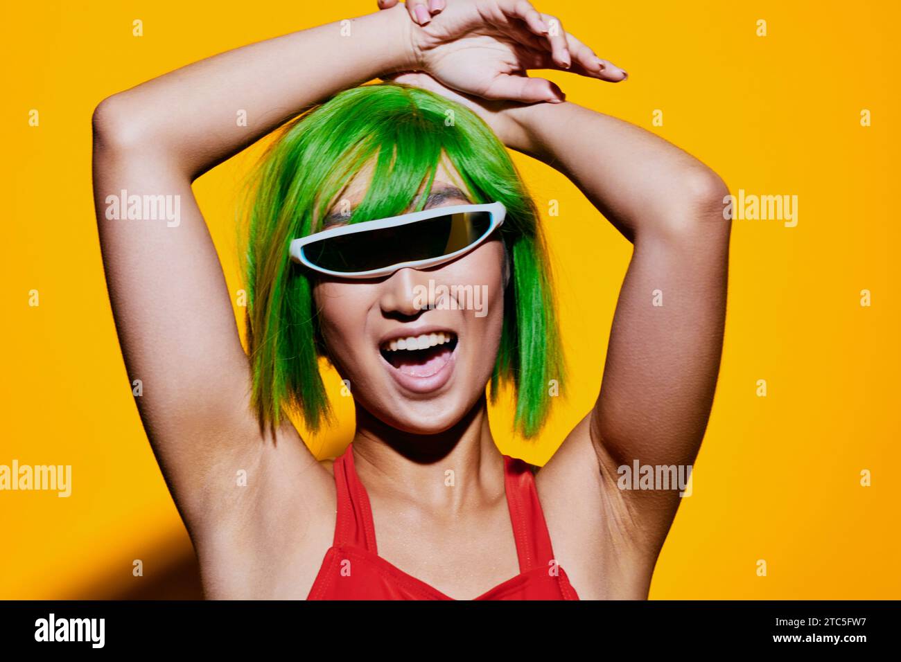 Hand Frau Modell Perücke Mode trendy Casual Lächeln Schönheit Studio Sommer Hintergrund Badeanzug Porträt Sonnenbrille Stockfoto