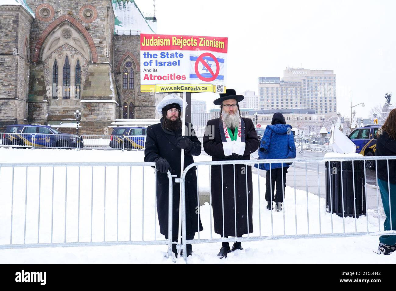 Die antizionistische Gruppe Neturei Karta protestiert gegen Kanadas Demonstration für das jüdische Volk in Ottawa am Parliament Hill. Neturei Karta ist eine religiöse Gruppe haredischer Juden, die 1938 in Jerusalem gegründet wurde, nachdem sie sich von Agudat Yisrael getrennt hatte. Neturei Karta ist eine ultra-orthodoxe jüdische Gruppe, die für ihre vehemente Opposition gegen die Existenz des Staates Israel bekannt ist. er sieht es als Verletzung jüdischer religiöser Prinzipien an. Die Gruppe beteiligt sich aktiv an Anti-Israel-Protesten und setzt sich für eine Demontage des Staates zugunsten einer unpolitischen, auf Tora basierenden jüdischen Gesellschaft ein. Stockfoto