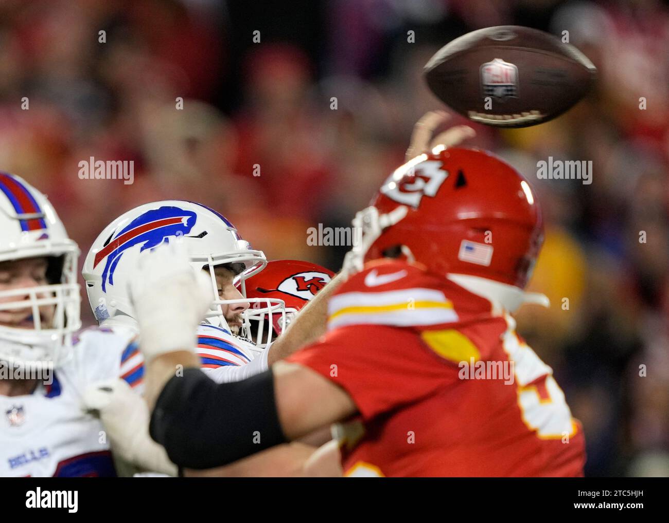 Kansas City, Usa. Dezember 2023. Buffalo Bills Quarterback Josh Allen (17) erhält im 4. Quartal einen Pass gegen die Buffalo Bills im Arrowhead Stadium in Kansas City, Missouri am Sonntag, den 10. Dezember 2023. Foto: Jon Robichaud/UPI Credit: UPI/Alamy Live News Stockfoto