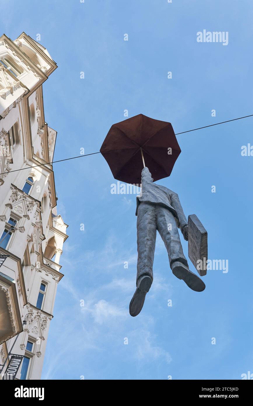 Die Kunstinstallation leichte Unsicherheit, Homme Medium des tschechischen Künstlers Michal Trpak in der Prager Altstadt Stockfoto