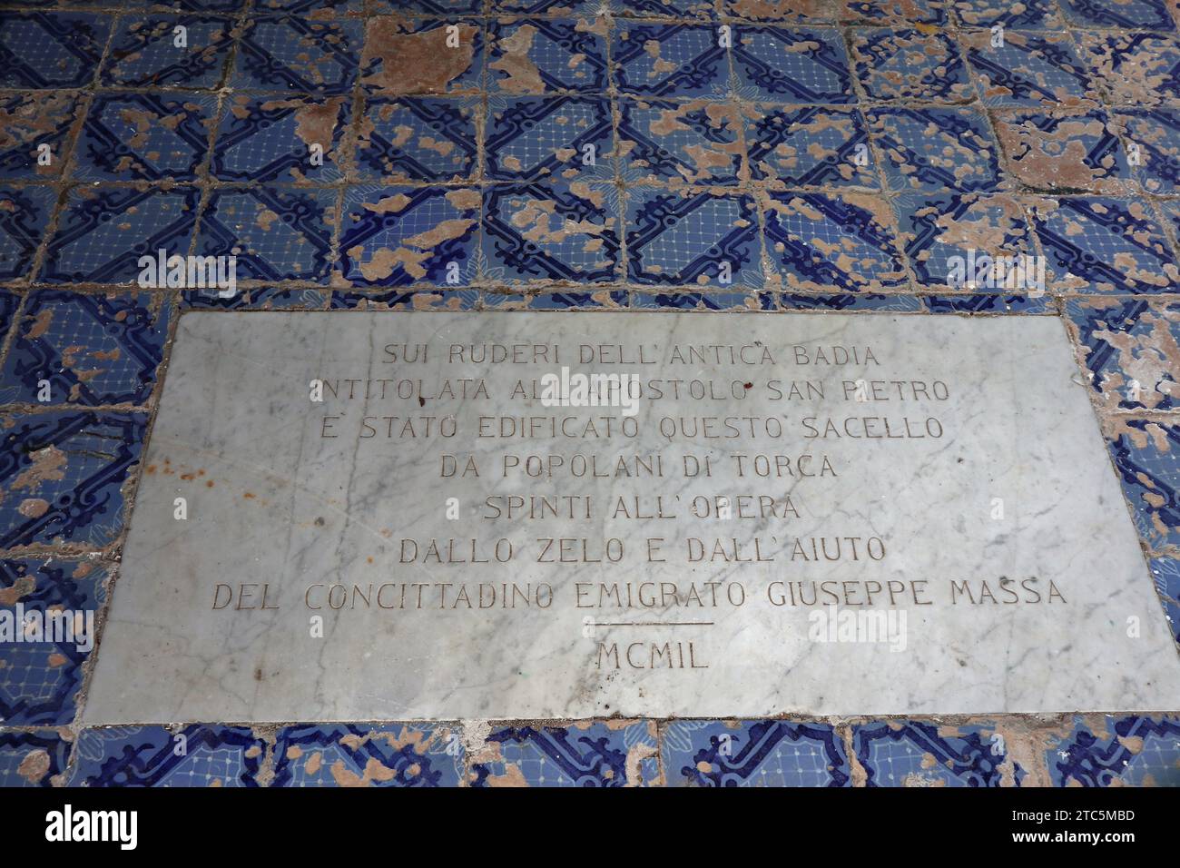 Torca - Epigrafe nel pavimento dell'Eremo di San Pietro presso il Fiordo di Crapolla Stockfoto