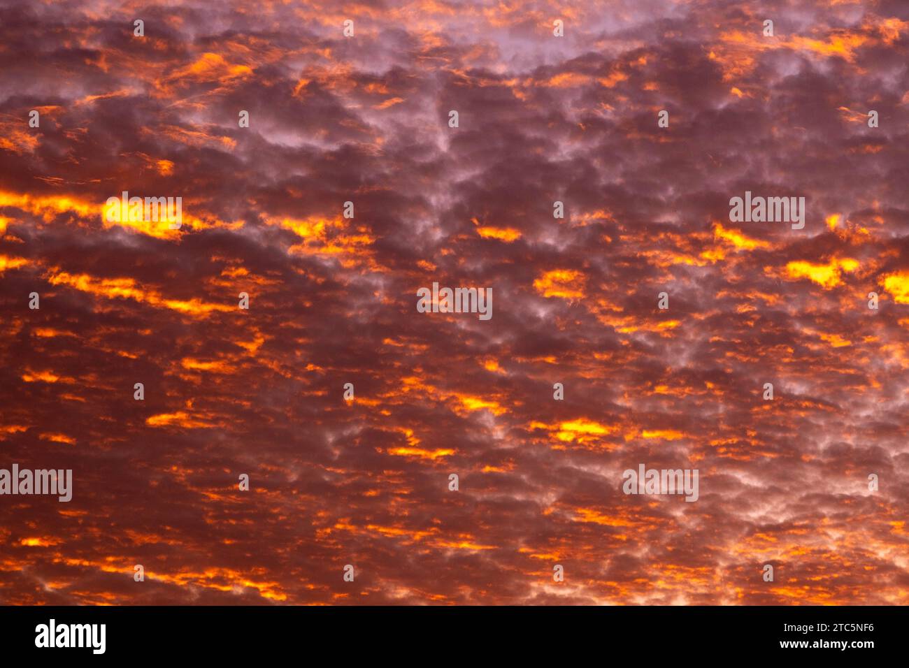 Sonnenuntergangshimmel, dramatischer Himmel hat wunderschöne Farben mit Wolken bei Sonnenuntergang oder Sonnenaufgang. Schöne Natur am Abend mit orange, gelbem Sonnenlicht und Flaum Stockfoto