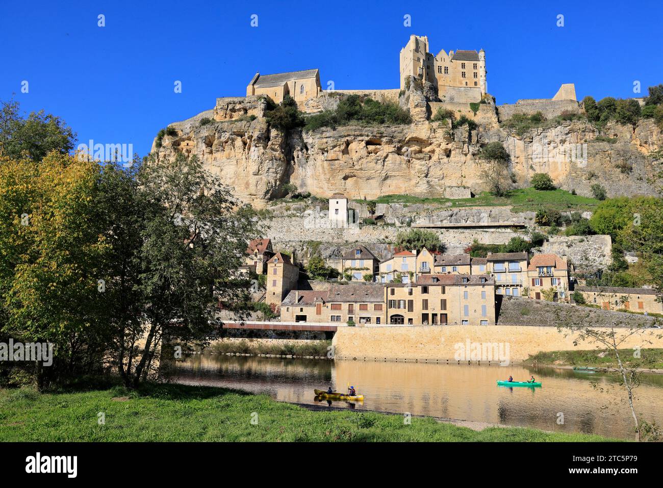 Am Ufer des Flusses Dordogne die Burg, die Kirche, die Klippe und die Häuser des Dorfes Beynac in Périgord Noir. Beynac ist einer Stockfoto