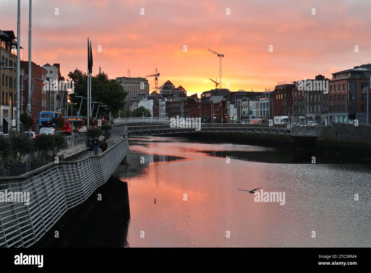 Dublino – Scorcio della città dal Grattan Bridge all'alba Stockfoto