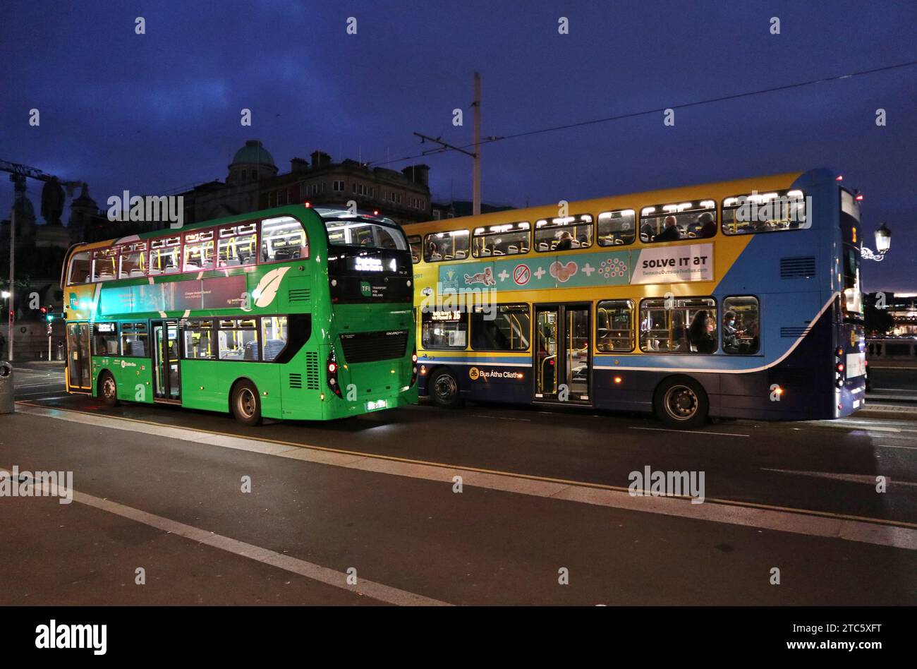 Dublino - Bus A Due piani prima dell'alba Stockfoto