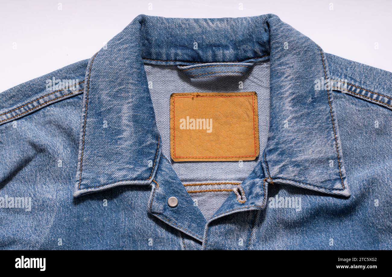 Ansicht von oben: Blauer Kragen mit Spreizmuster an der Truckers Jacke Stockfoto