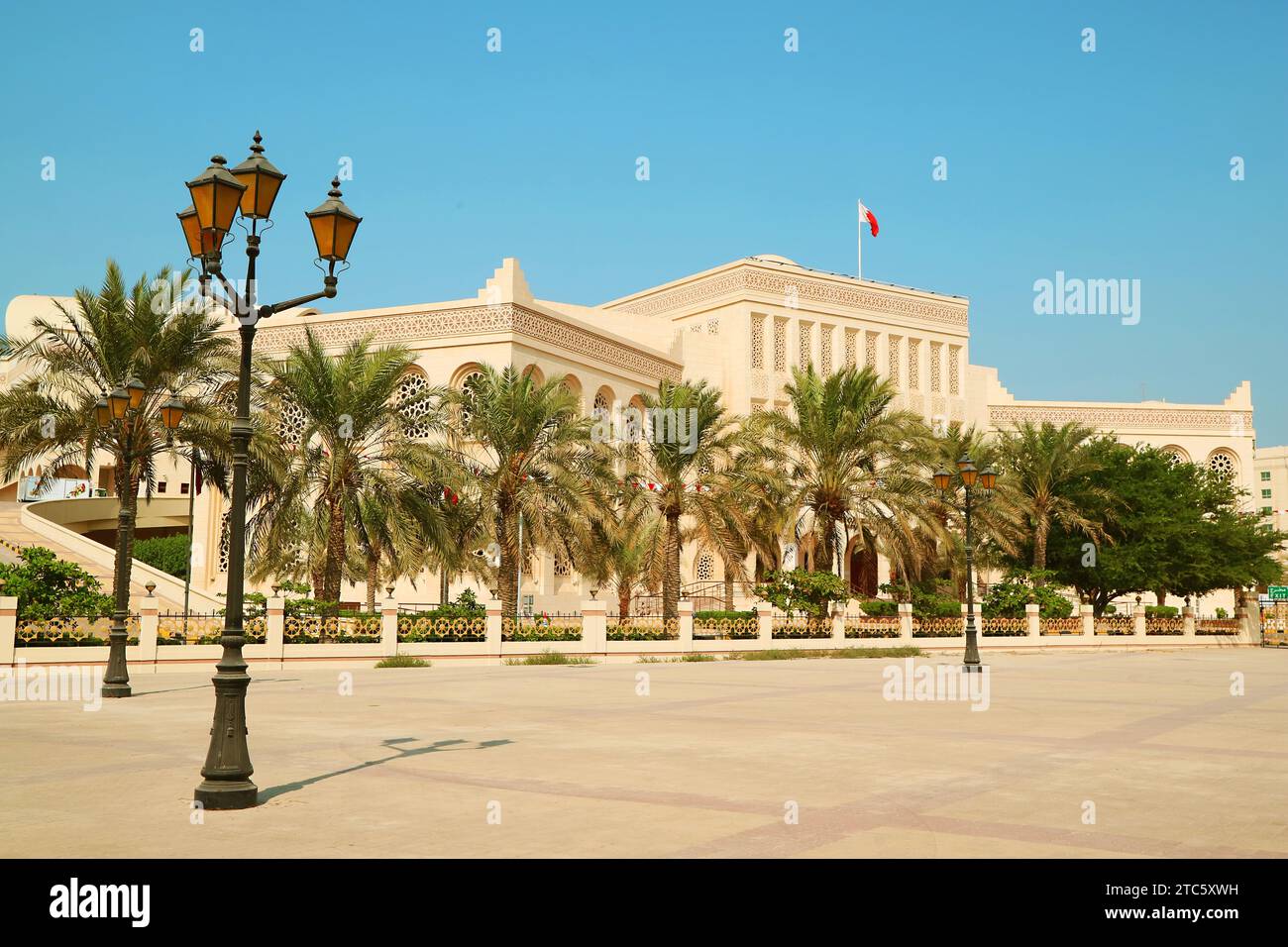 Wunderschönes Gebäude im arabischen Stil des Isa Cultural Centre mit Palmenreihe, Manama, Bahrain Stockfoto